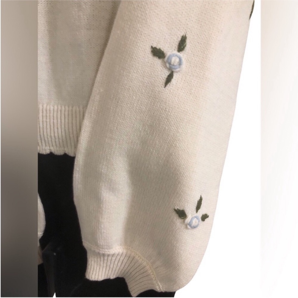 Jessica Simpson Cream blue‎ rosebud embroidered scallop neck sweater size Small - Picture 6 of 15